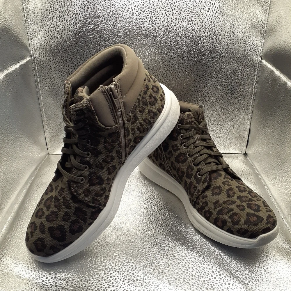New Clark's Dark Olive Green Animal Print Ezra Tie Ankle Boots Women's Size 8.5